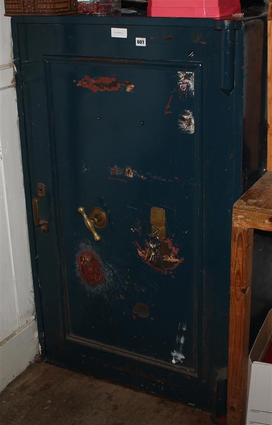 Large blue safe(-)